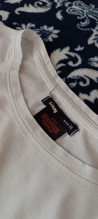 t-shirt biały z napisem stranger things