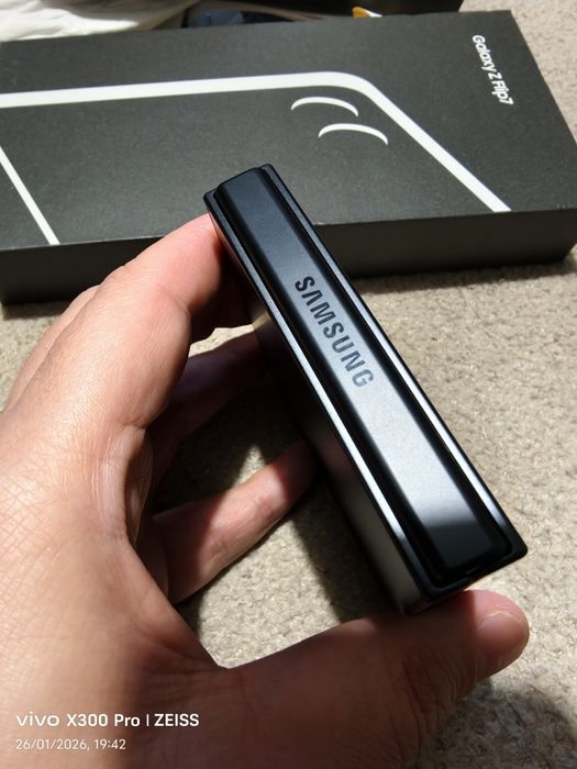 Vendo Samsung Z flip 7 512gb novo na caixa com garantia .