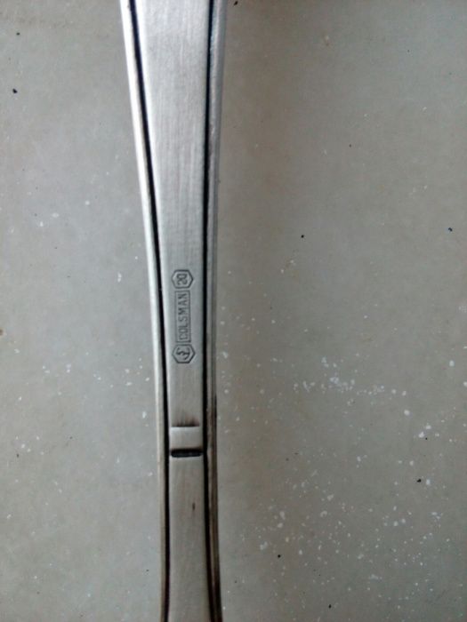 Facas , garfos e colheres antigos