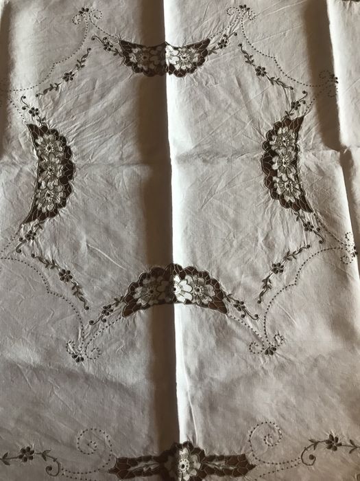 Linda toalha de mesa em linho com bordado da madeira
