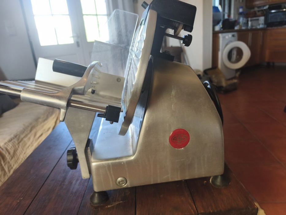 Máquina Profissional de Cortar Fiambre e Carnes em Inox – Elétrica