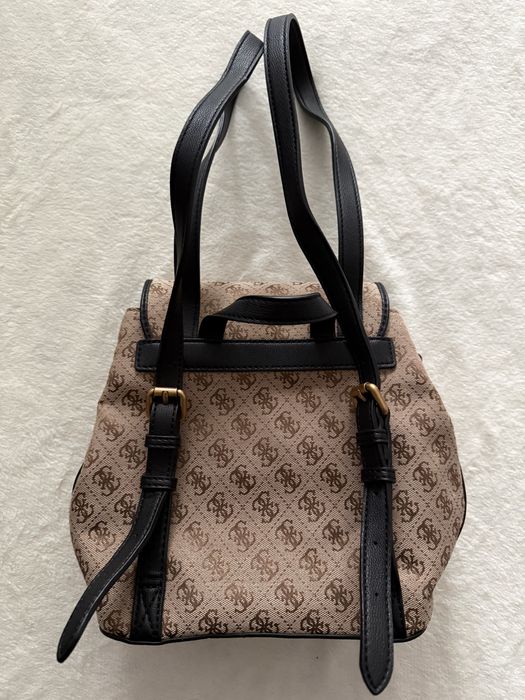 Жіночий рюкзак Guess