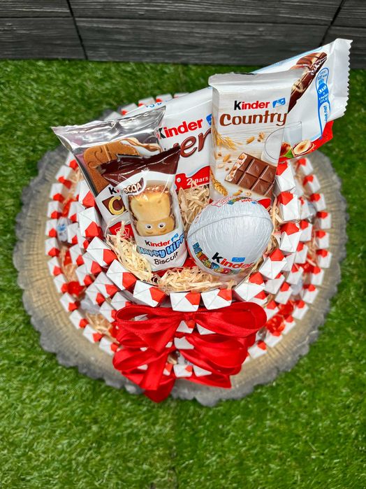 Duży tort ze słodyczy Kinder 4-piętrowy prezent na Walentynki