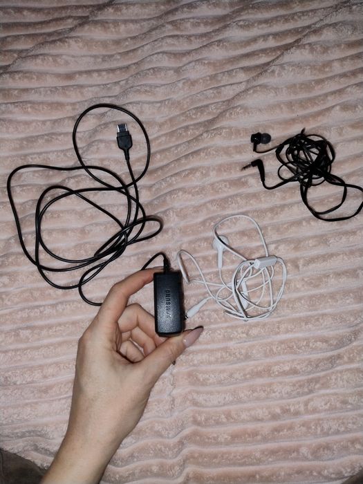 Наушники. Зарядки на старые телефоны