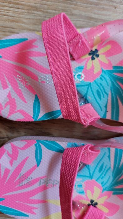 Новая Летняя обувь для девочки,сандалики босоножки 22/23 размер
усті