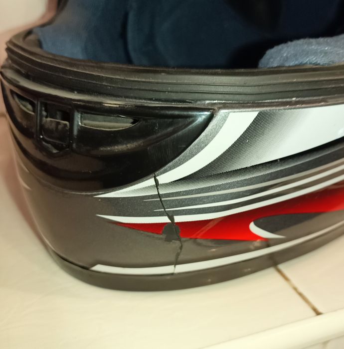 Мотошолом Мотошлём  SAKOU. Размер L. Небольшая трещина. Недорого.