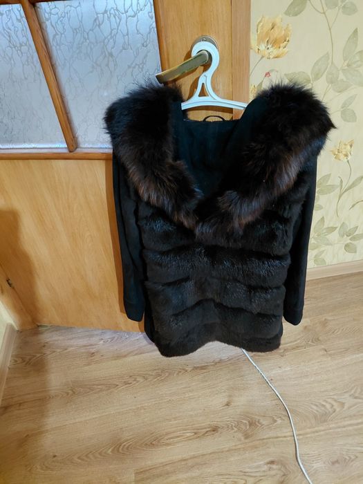 Продам полушубок..Шкіра,хутро.Рукава відстібаються..В наявності капюш