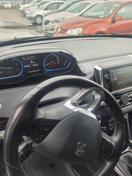 Кросовер . Peugeot 2008.