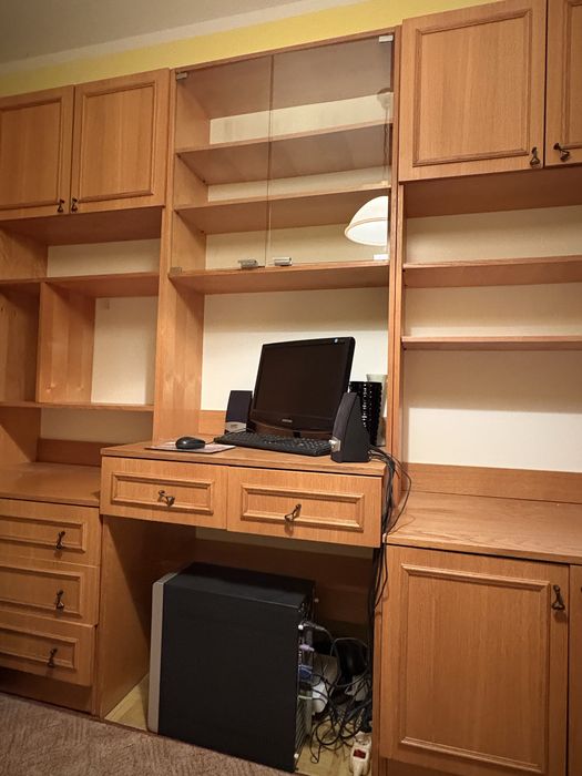 Biurko z przeszkloną szafką