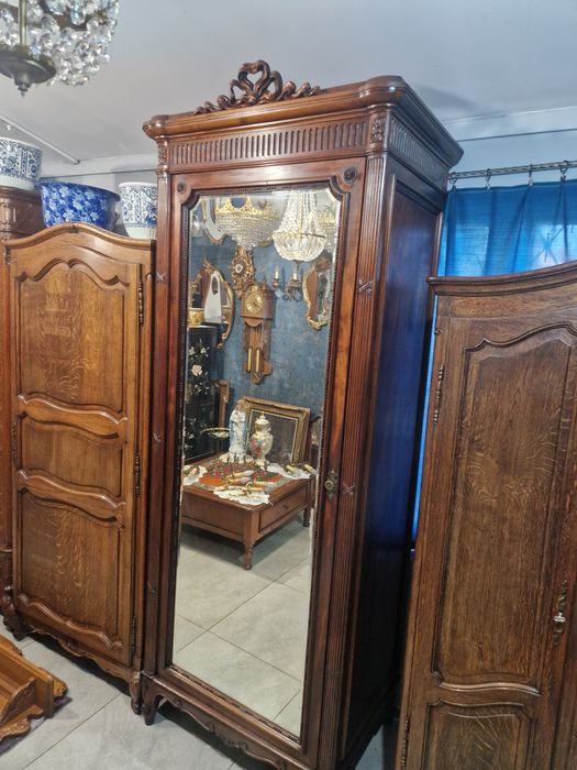 Piękna szafa z lustrem kryształowym w drzwiach