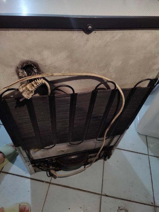 Frigorifico de encastrar com muito desgaste mas a funcionar