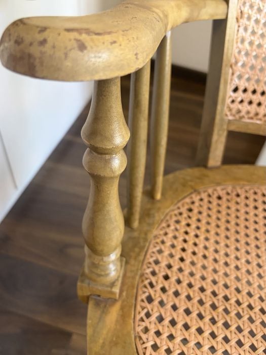 Cadeira antiga em madeira maciça com palhinha – ideal para restauro