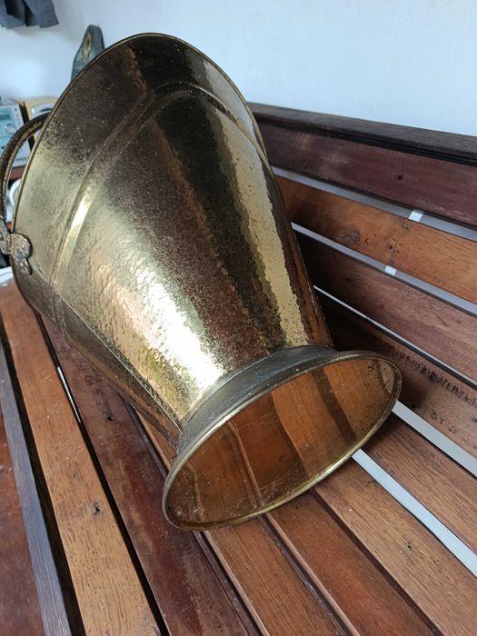 Cesto para lenha tradicional em latão