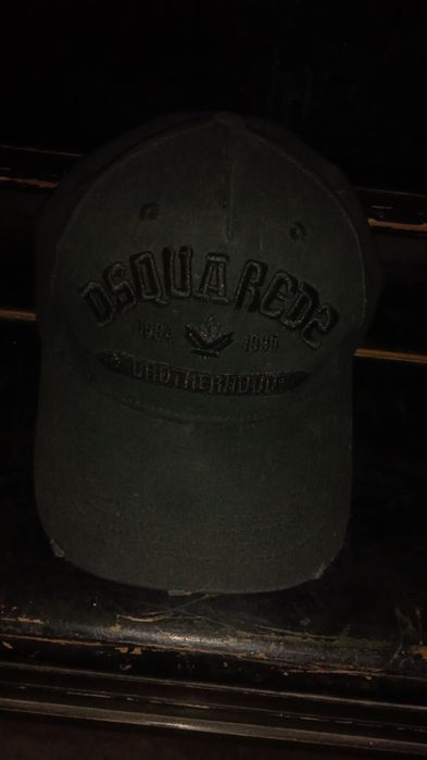 Кепка чорна dsquared 2, з регулюванням розміру.