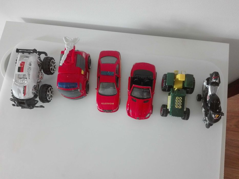 Małe samochodziki, motor i traktor