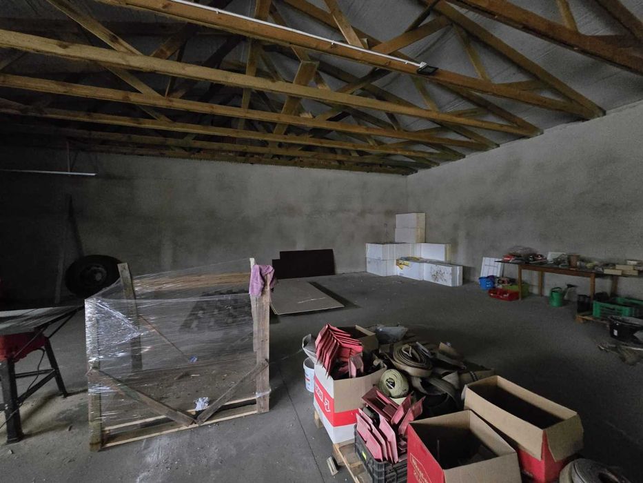 Budynek z parkingiem