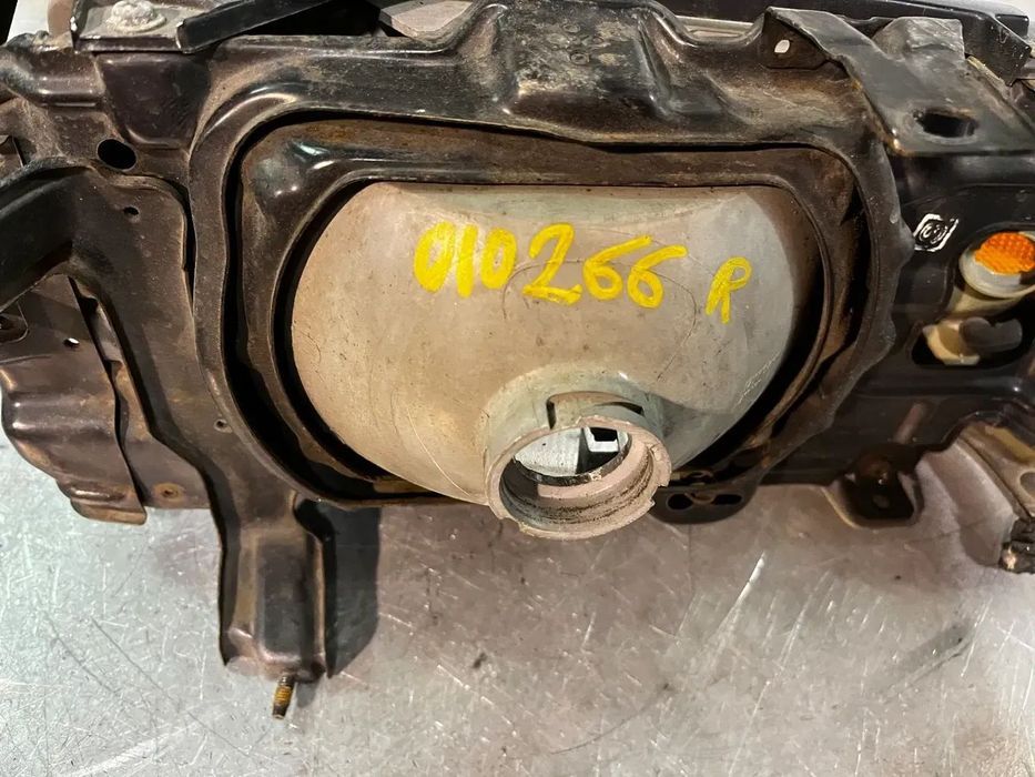 ÓTICA / FAROL NISSAN STANZA - ESQUERDO / DIREITO