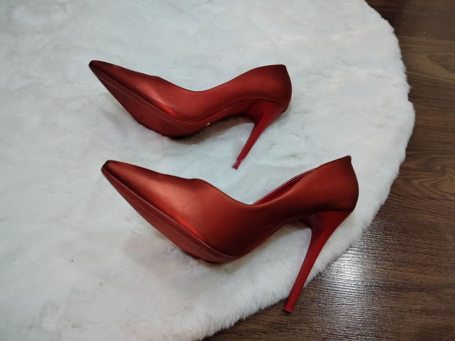 Szpilki czerwone satynowe Vices 36 roz.