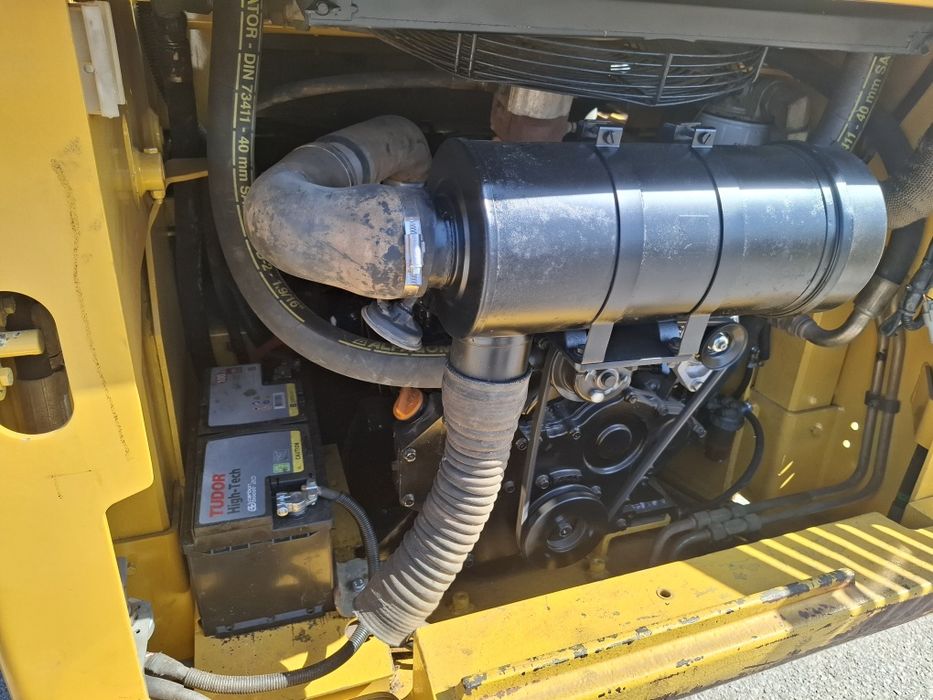 Mini carregadora Komatsu SK09J