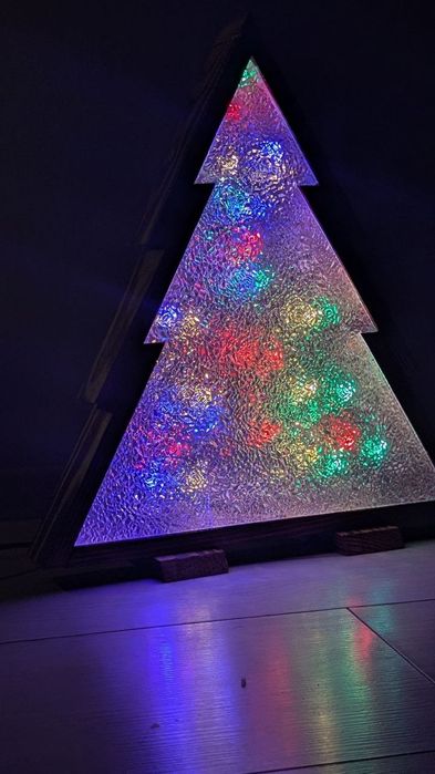 Ялинка нічник, дерево