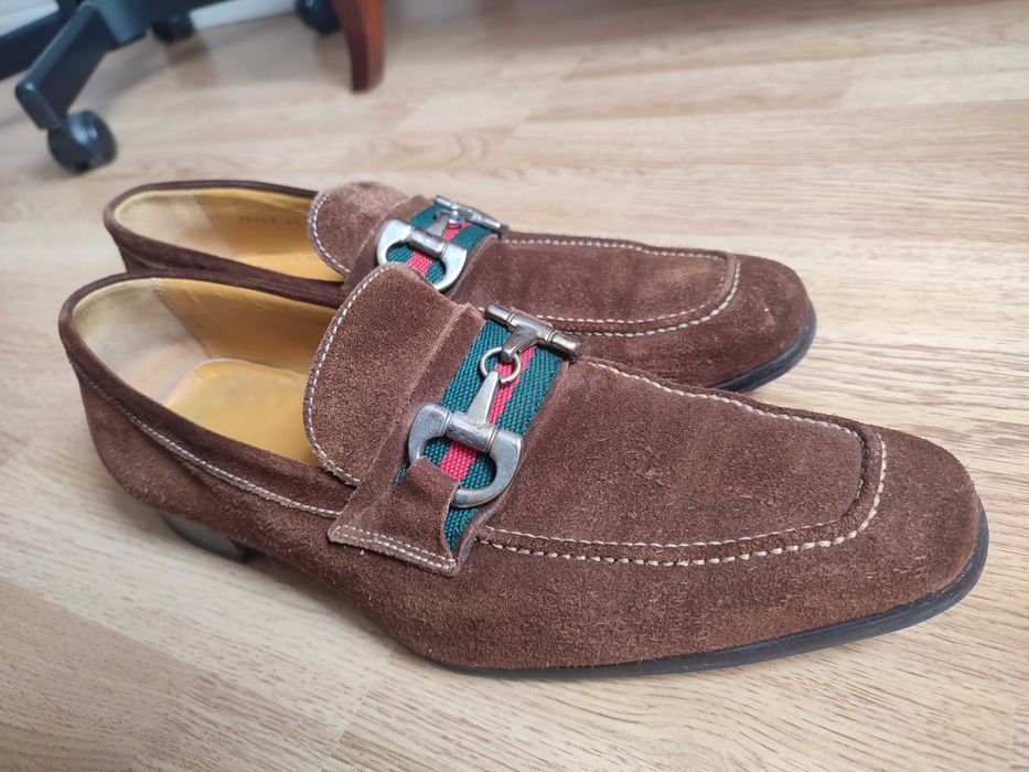 Sapatos em camurça com bridão dourado