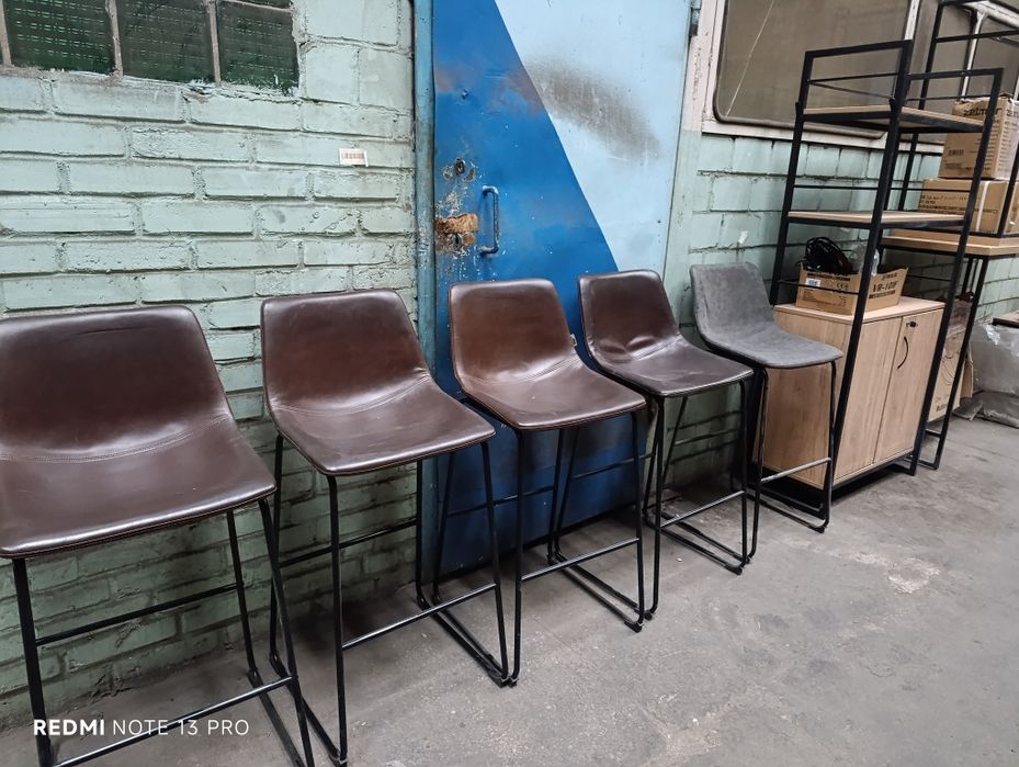 Барні стільці та столи