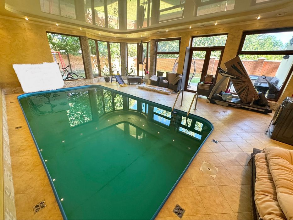 Сучасний будинок з закритим басейном