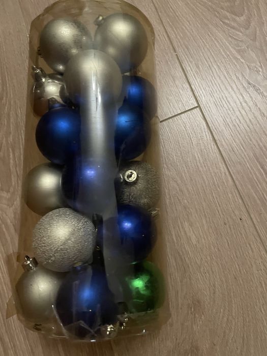 Новорічні прикраси в упаковці