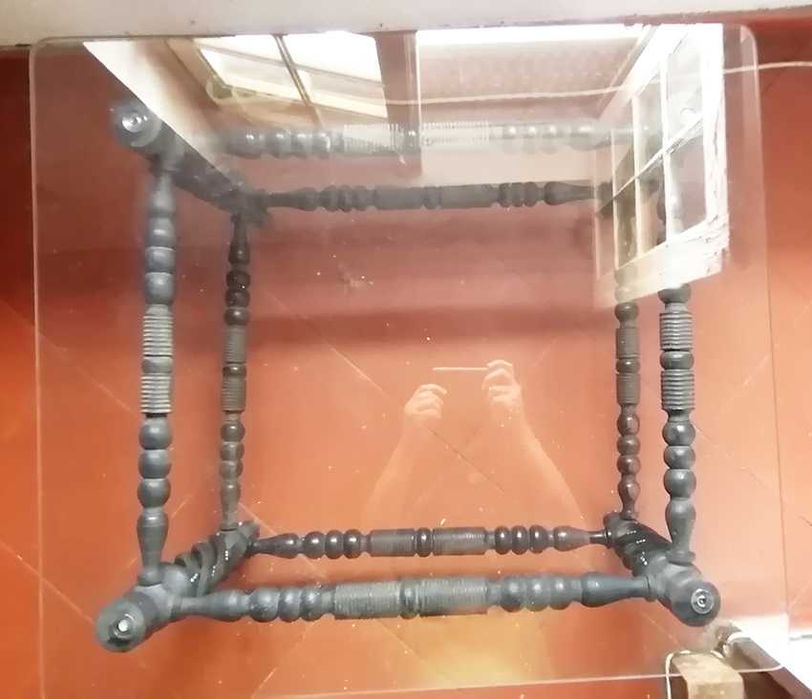 Mesa de pau preto com tampo de vidro