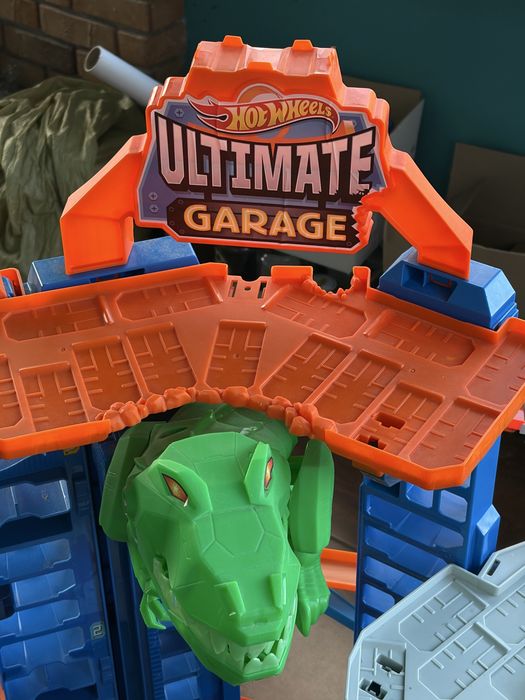 Трек гігантський гараж Hot Wheels