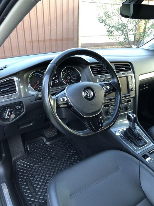 Продам Volkswagen E-golf 2016