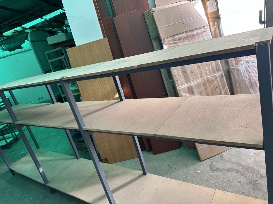 Estante ferro com prateleiras