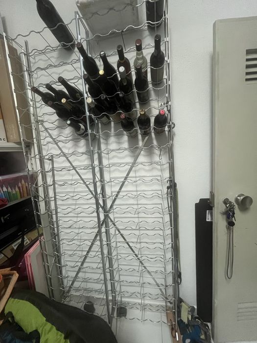 Garrafeira em metal para 200 garrafas