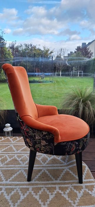 Fotel pomarańczowy z czarnym