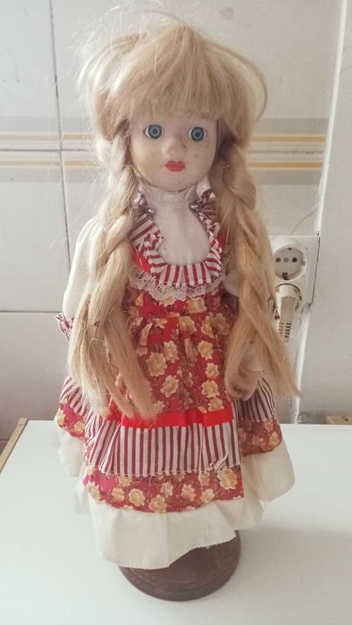 Boneca antiga em porcelana