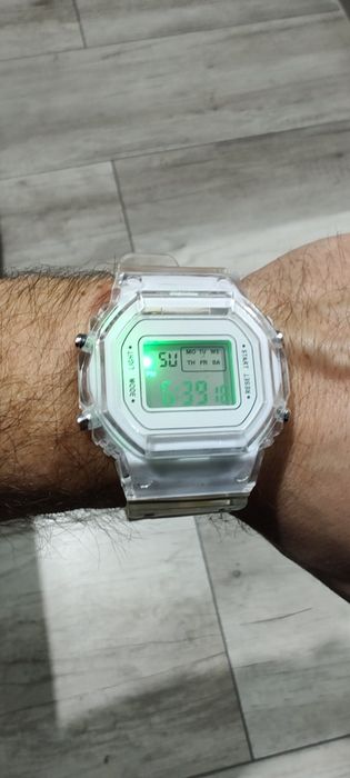 Nowy biały  zegarek retro vintage z zmieniającym podświetleniem.