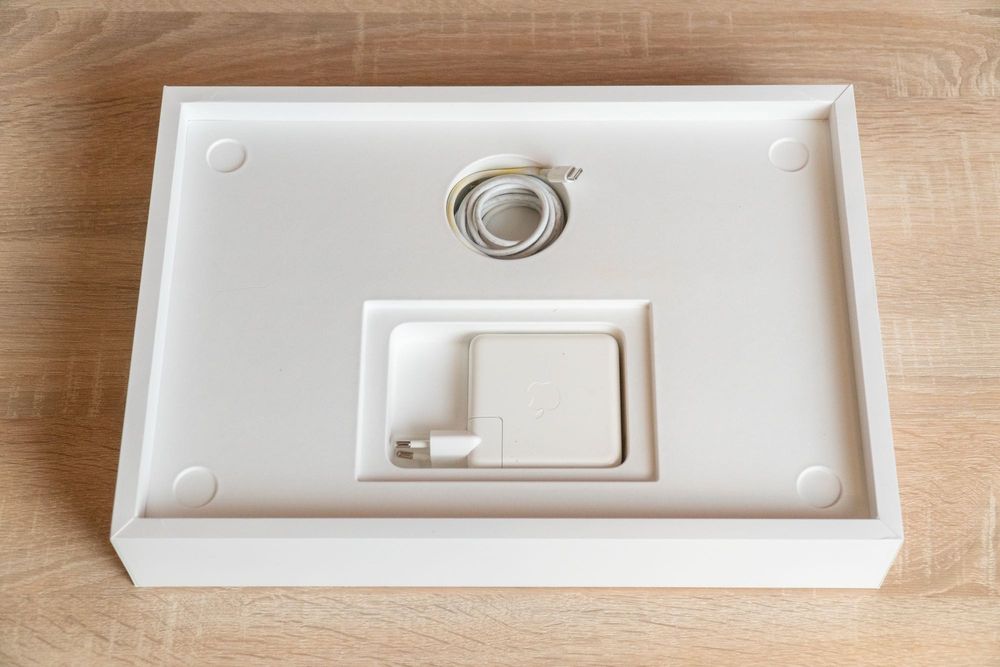 MacBook Pro 16" 2019 Touch Bar 32gb ram, 1TB, Intel i9 2.4 ghz,