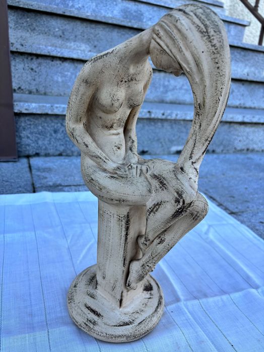 Estátua de mulher em cerâmica