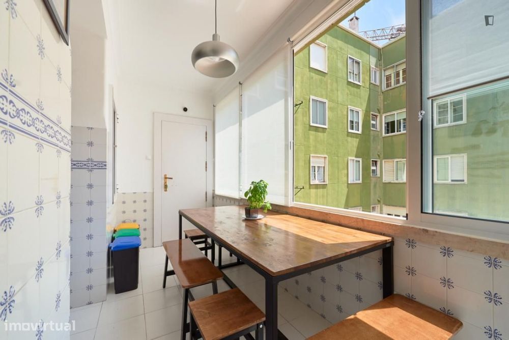 Quarto - localizado em São Sebastião Lisbon