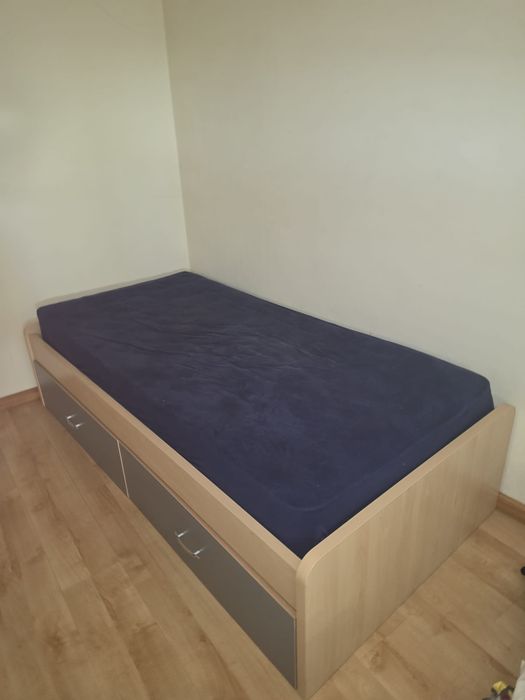Cama de solteiro com arrumação