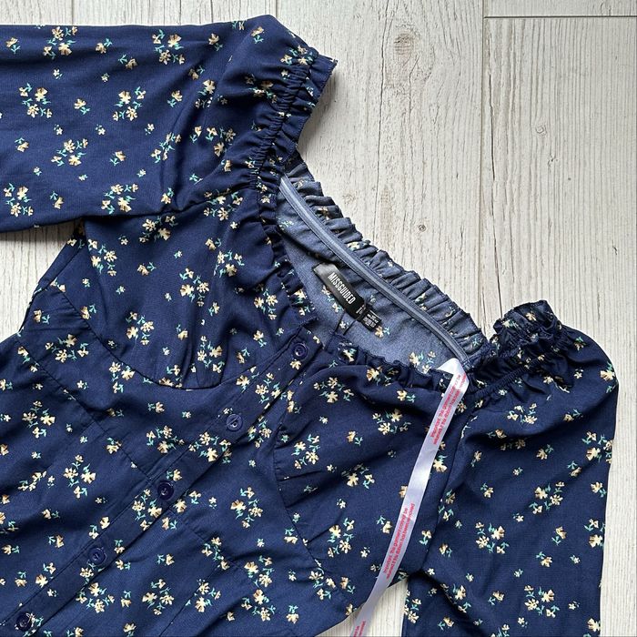 Długa granatowa sukienka midi z długim rękawem w kwiaty dekolt karo