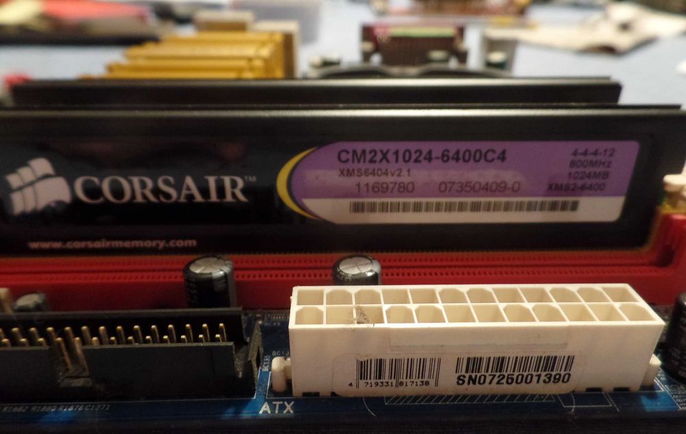 Board Gigabite GA-P35-S3 mais 2 memórias Ram XMS2-6400