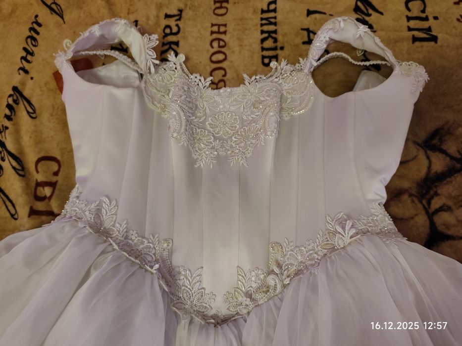 Весільна сукня з кругами та під'юпником