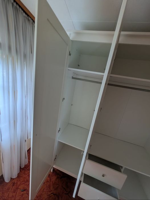 Biała szafa z lustrem