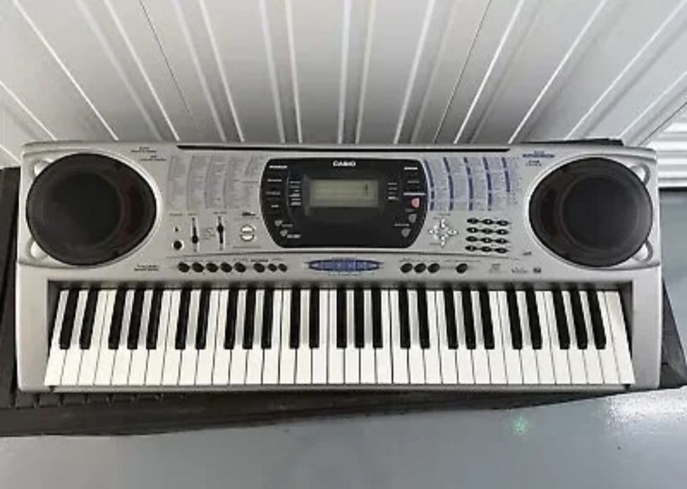 Teclado Casio CTK-671 com tripé