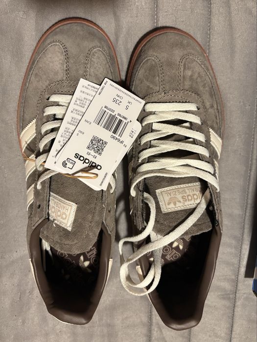 Tenis adidas castanhos