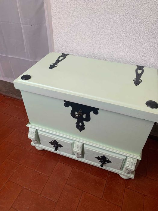 Arca  em madeira restaurada e muito util