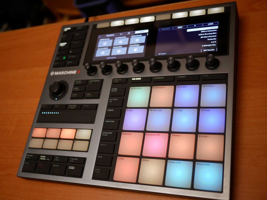 Native Instruments Maschine Plus - рабочая станция, семплер, синтезатор
