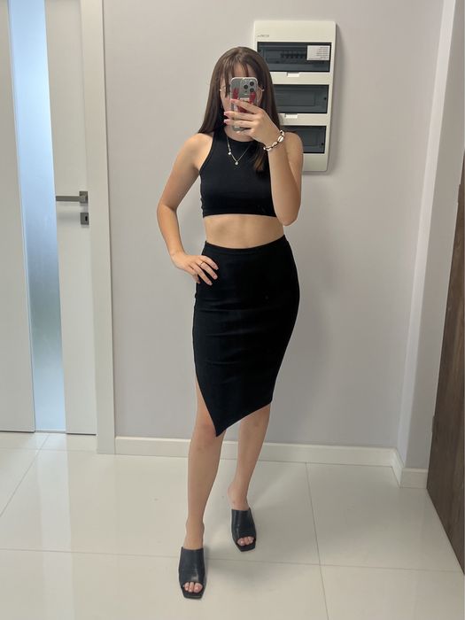 czarna spódnica midi z rozcięciem