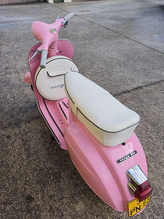 Vespa 50s restaurada rosa